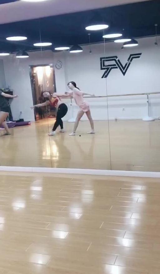 女孩吃瓜后跳舞视频,女孩吃瓜后欢乐舞蹈瞬间 女孩吃瓜后跳舞视频,女孩吃瓜后欢乐舞蹈瞬间