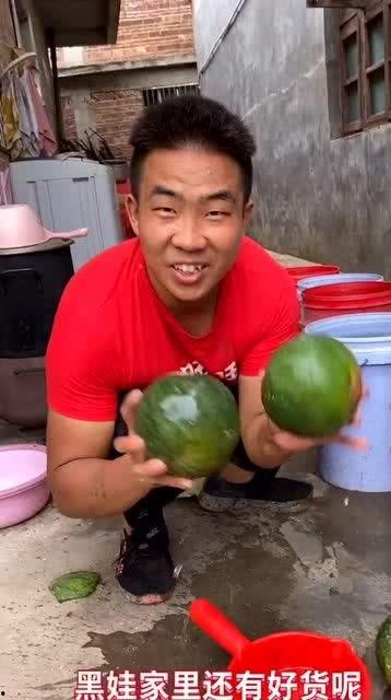 南宁小伙吃瓜视频最新,揭秘街头美食背后的故事 南宁小伙吃瓜视频最新,揭秘街头美食背后的故事